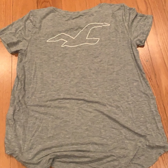 A never worn Hollister loose and soft tee. Light weight and airy. - Picture 4 of 6